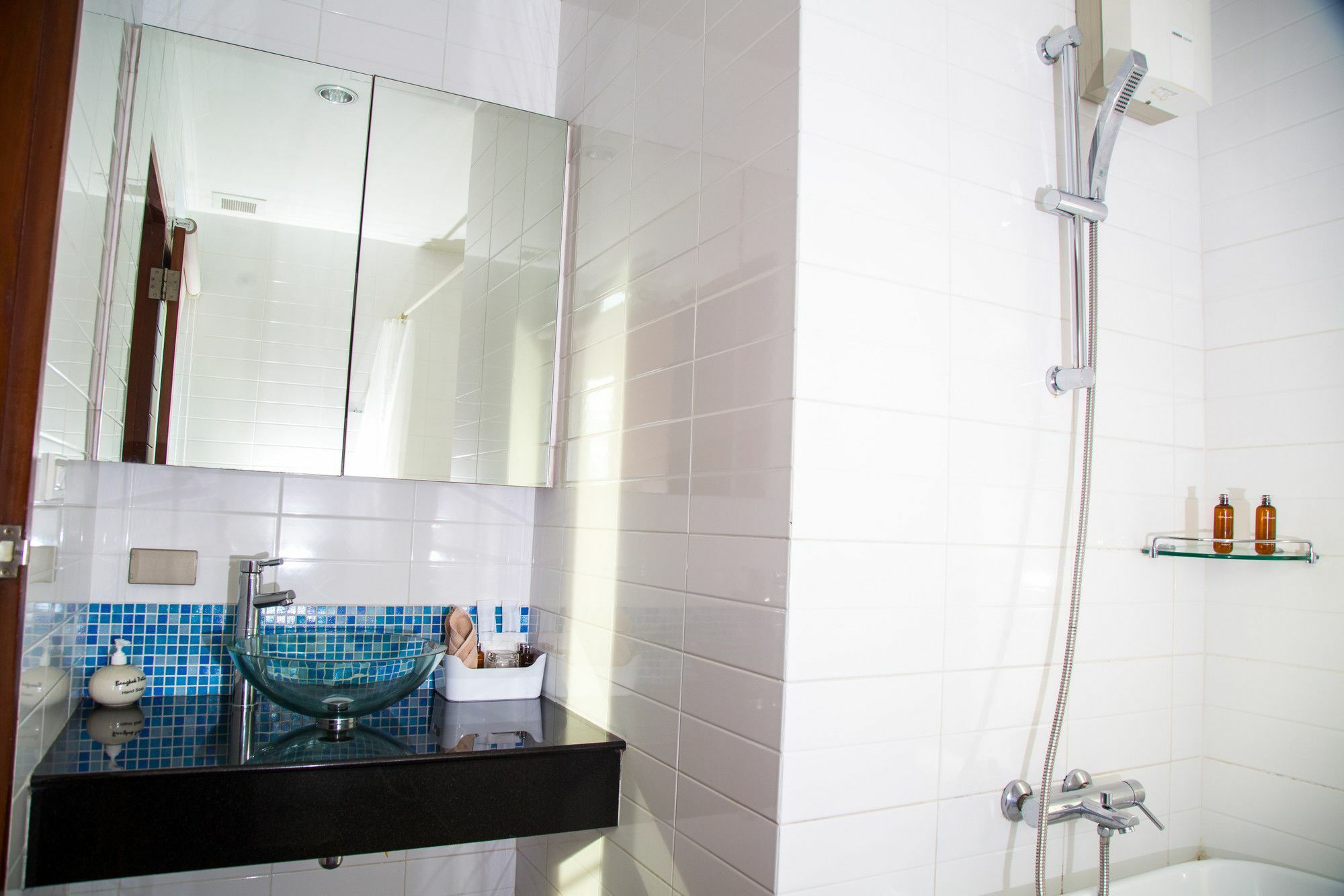 בנגקוק Patio Luxury Suites מראה חיצוני תמונה