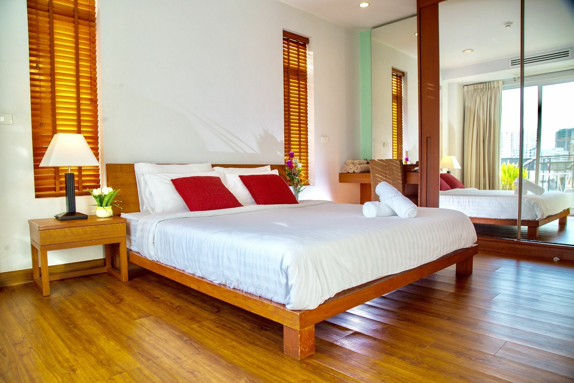 בנגקוק Patio Luxury Suites מראה חיצוני תמונה